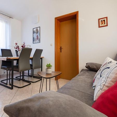 Villa Livia With Three Nice Apartments, Swimming Pool, Childrens Playground, Barbecue And Free Parking Ližnjan Exterior foto