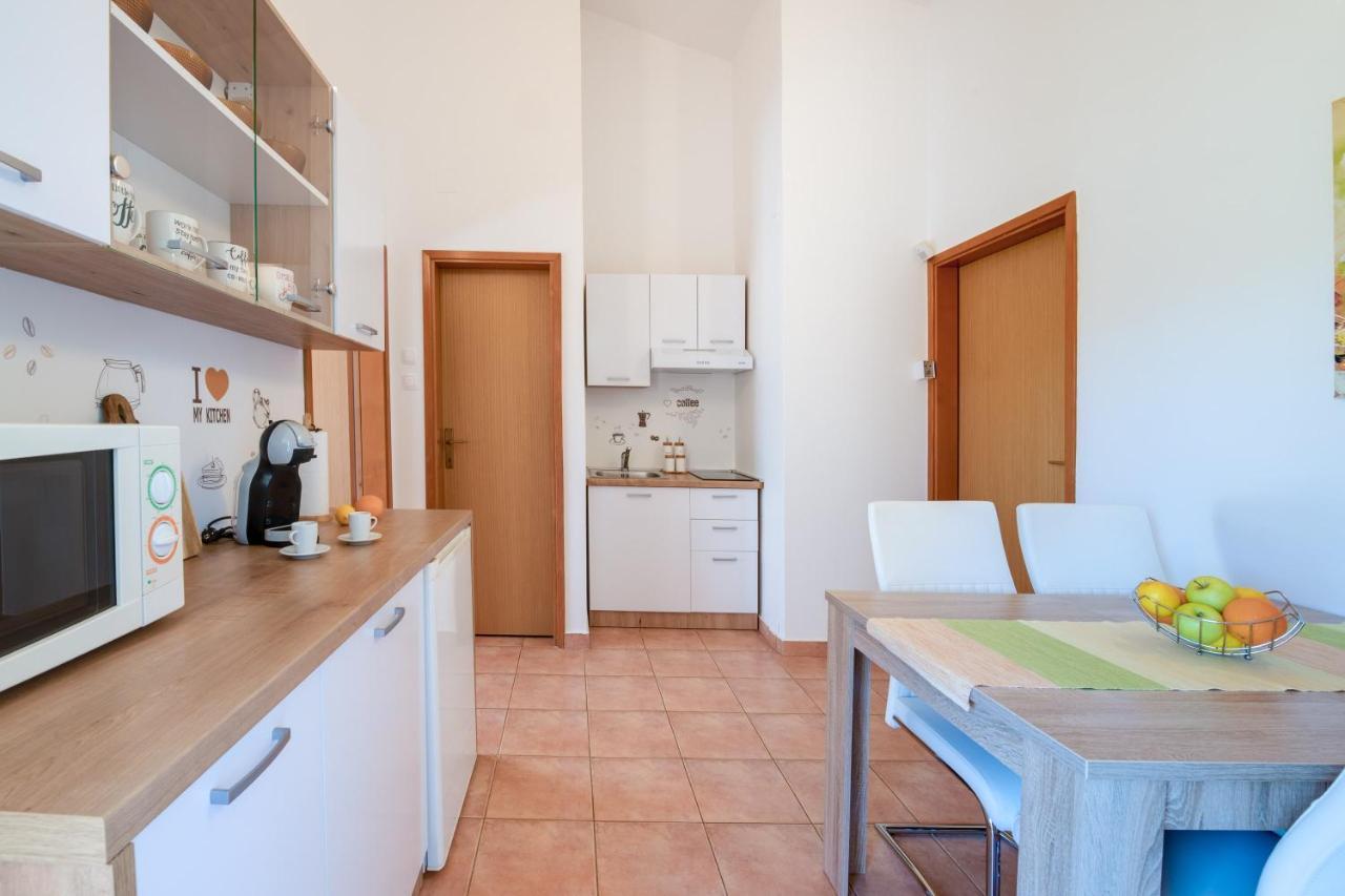 Villa Livia With Three Nice Apartments, Swimming Pool, Childrens Playground, Barbecue And Free Parking Ližnjan Exterior foto
