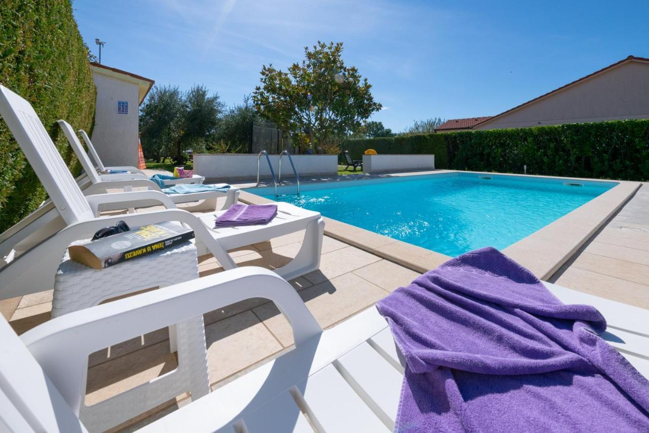 Villa Livia With Three Nice Apartments, Swimming Pool, Childrens Playground, Barbecue And Free Parking Ližnjan Exterior foto