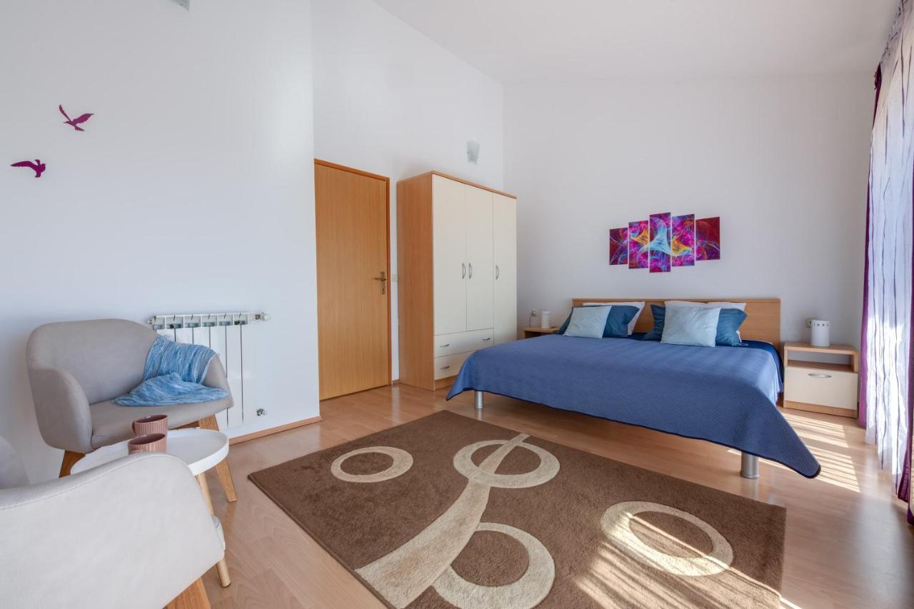 Villa Livia With Three Nice Apartments, Swimming Pool, Childrens Playground, Barbecue And Free Parking Ližnjan Exterior foto