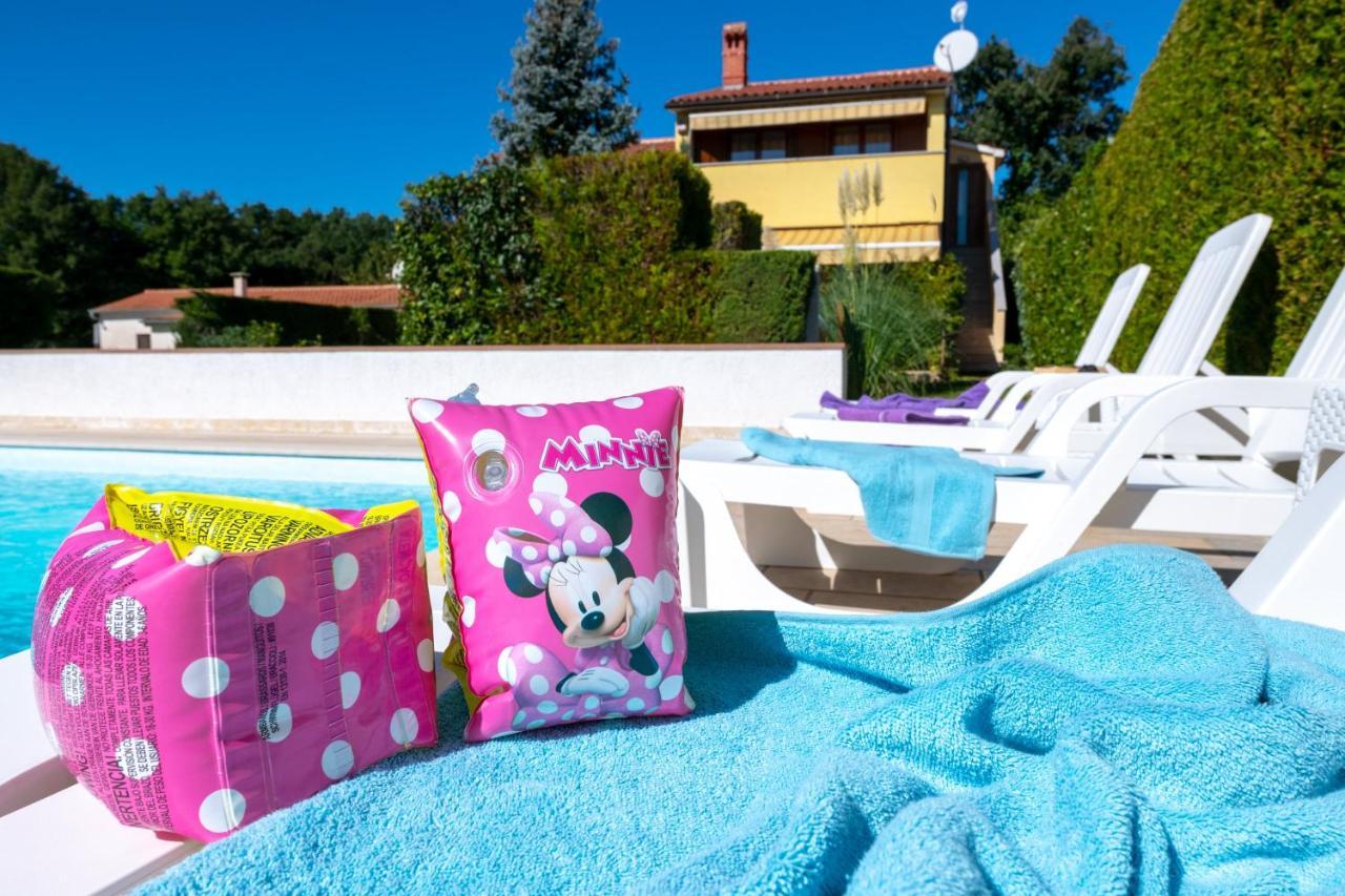 Villa Livia With Three Nice Apartments, Swimming Pool, Childrens Playground, Barbecue And Free Parking Ližnjan Exterior foto